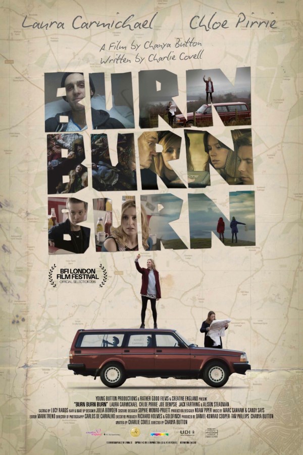 Cartaz do filme "Burn, burn, burn". Abaixo do título tem um carro. Uma pessoa está em pé no teto do carro e outra está no chão consultando um mapa.