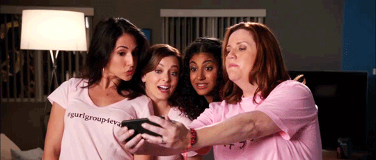 Gif em que as quatro amigas, Valencia, Rebecca, Heather e Paula tiram uma selfie. As quatro estão com blusas iguais.