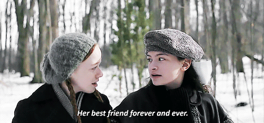Gif em que Anne e Diana caminham por uma floresta cheia de neve, com roupas de inverno, e sorriem uma para a outra, encostando suas cabeças. Embaixo aparece uma legenda em que se lê "Sua melhor amiga para todo o sempre".
