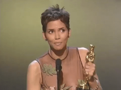 Gif de Halle Berry em seu discurso de agradecimento. Ela repete a palavra obrigada e pula levantando a estatueta do Oscar.