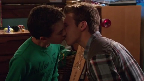 Beijos de Connor e Jude, que foi o beijo gay mais jovem da televisão americana até então