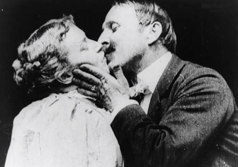 Primeira cena de beijo no cinema, em 1896, no filme The Kiss